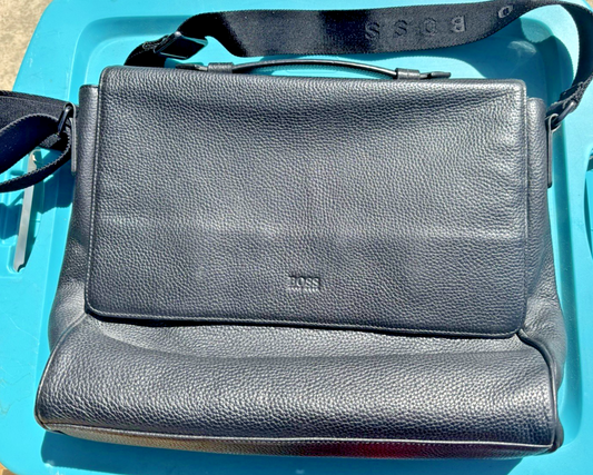 Genuine HUGO BOSS PEBBLEDleather front flap messenger bag for work school travel