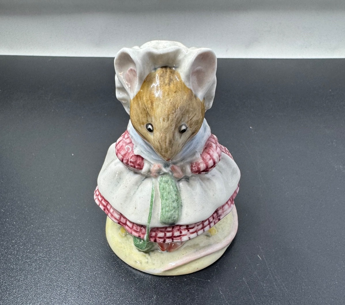 Beatrix Potter Beswick "Old Woman Who Lived In Shoe Knitting"  1983 England