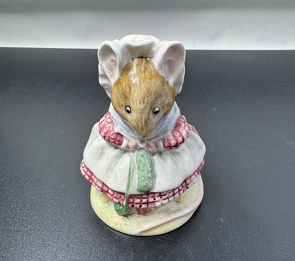 Beatrix Potter Beswick "Old Woman Who Lived In Shoe Knitting"  1983 England