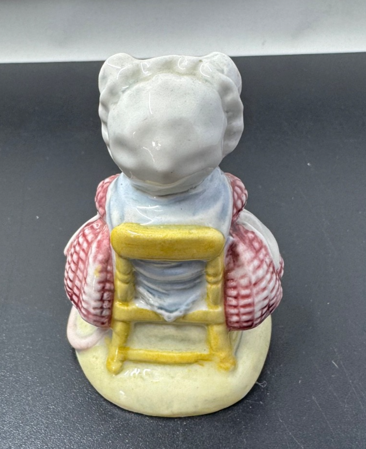 Beatrix Potter Beswick "Old Woman Who Lived In Shoe Knitting"  1983 England