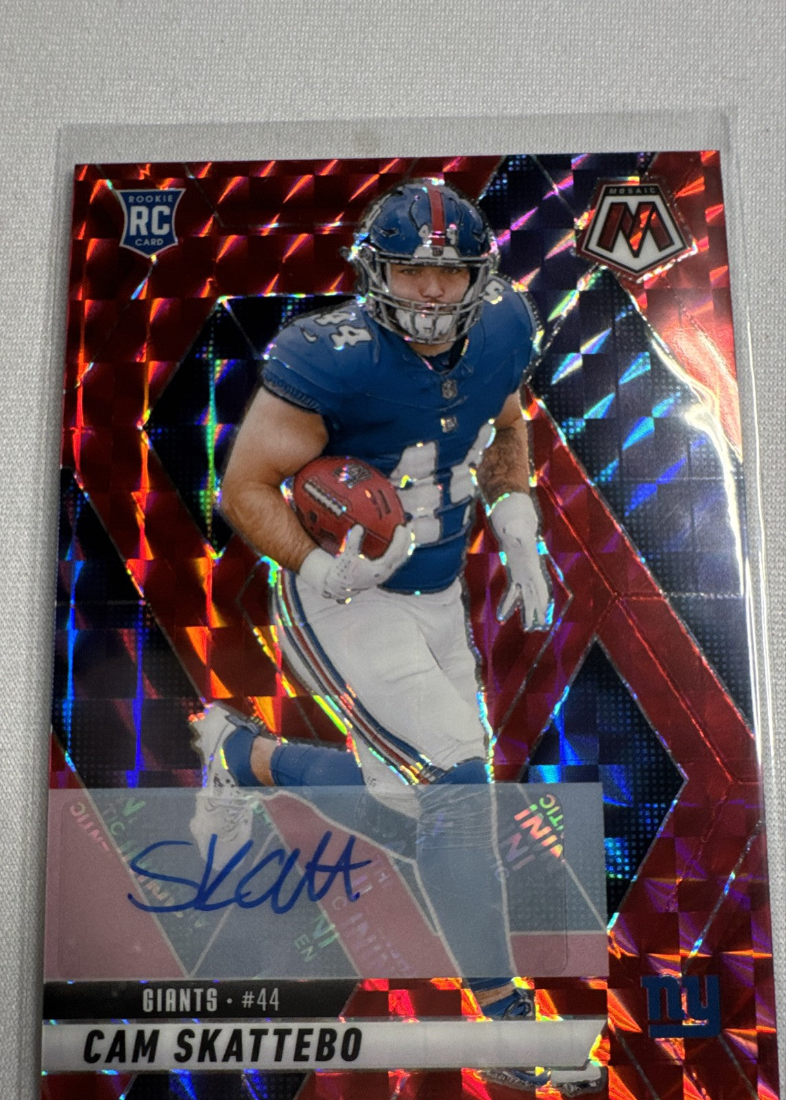 2025 Panini Mosaic - Rookies Cam Skattebo #305 Red Mosaic Prizm Autographs /199