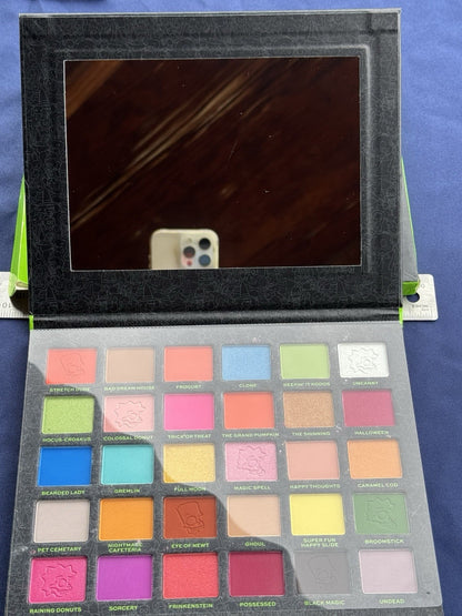 Makeup Revolution x The Simpsons-Spooktacular Treehouse of Horror Shadow Palette